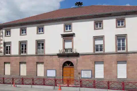 La mairie de Pouxeux