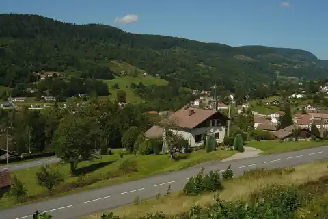 Village de Saint-Maurice-sur-Moselle vu depuis les les premiers lacets du col du Ballon d'Alsace