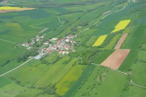 Vue aérienne sur la partie bourg de Thiraucourt