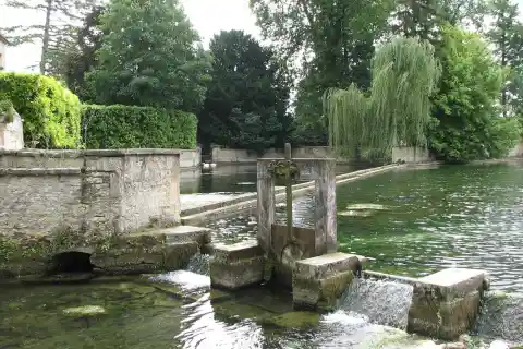 Argenteuil-sur-Armançon, Yonne. Point de sortie du bassin du lavoir, près du château