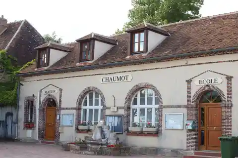 Chaumot (Yonne, France) ;