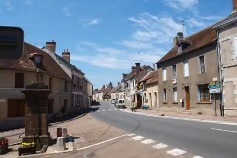Lavau (Yonne, France) ; rue du village