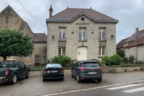 La mairie de Nitry en juin 2020
