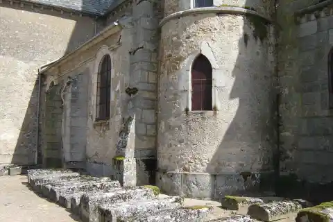 L'église de Quarré-les-Tombes vue du Nord Ouest