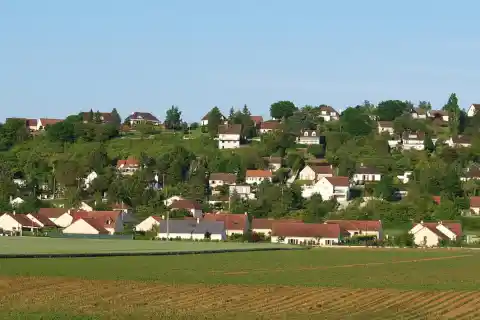 Rosoy (Yonne, France) , vue générale depuis la D606 (ex-RN6)