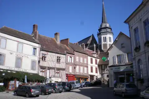 Toucy place Hôtel de ville