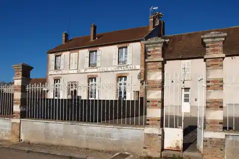 Vinneuf (Yonne, France) ; les écoles