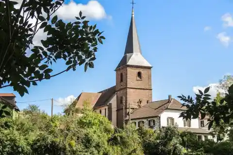 Eglise et village de Phaffans, vus du fond de la combe. Territoire de Belfort