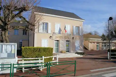 Vue de la mairie d'Ormoy-la-rivière (Essonne, FRANCE)