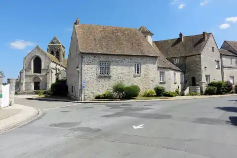 La ferme de l'Hôtel-Dieu et l'église Sainte-Marie-Madeleine, Le Bellay-en-Vexin, France
