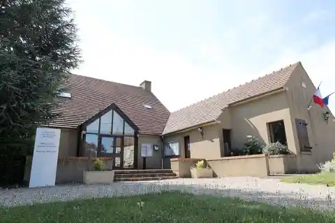 Mairie et salle des fêtes Jacques Langlois de la commune de la Chapelle-en-Vexin