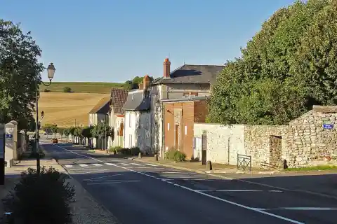 Rue principale du village de Charmont, Val-d'Oise, France