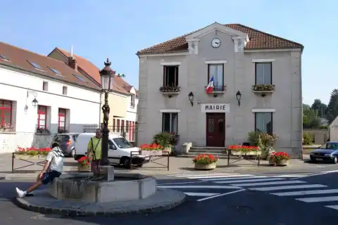 La Mairie et la fontaine à Frépillon (Val-d'Oise), France. Place de la Mairie