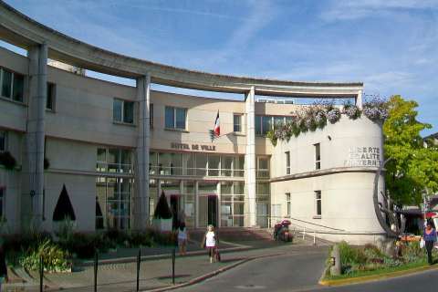 L'Hôtel de ville de Goussainville, place de la Charmeuse