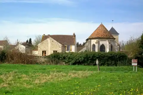 L'ancienne école (aujourd'hui salle des fêtes) et l'église de Lassy (95)