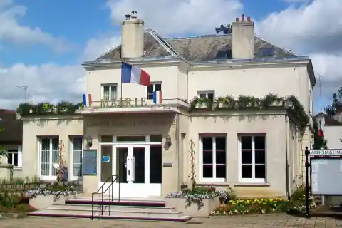 Mairie de Méry-sur-Oise, façade sud-est sur le parking