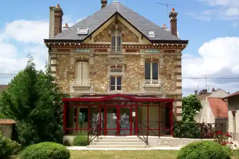 La mairie de Seugy, côté entrée, sur le parc situé à l'arrière du bâtiment
